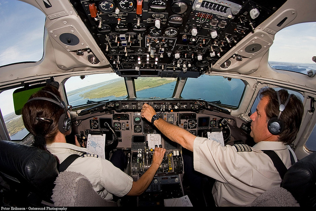 Due piloti nella cabina di pilotaggio di un aereo indossano cuffie ANC