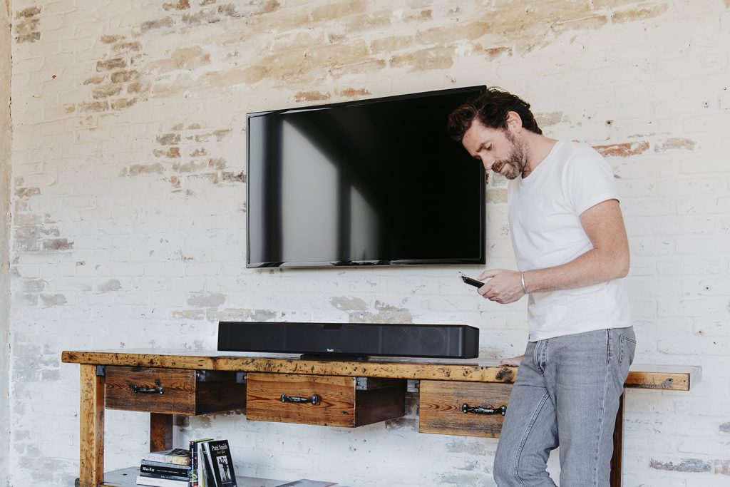 CINEBAR PRO Mann steuert mit Fernbedieung Soundbar CINEBAR PRO