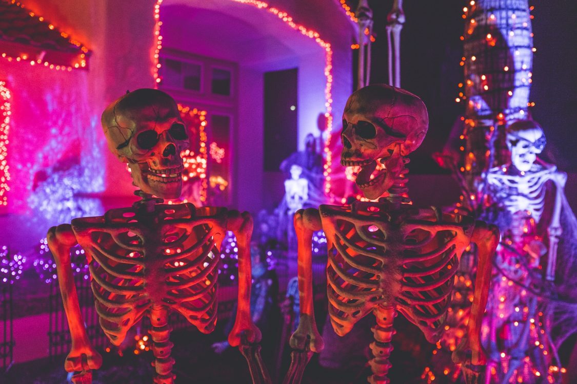 Skelettdeko bei der Halloweenparty.