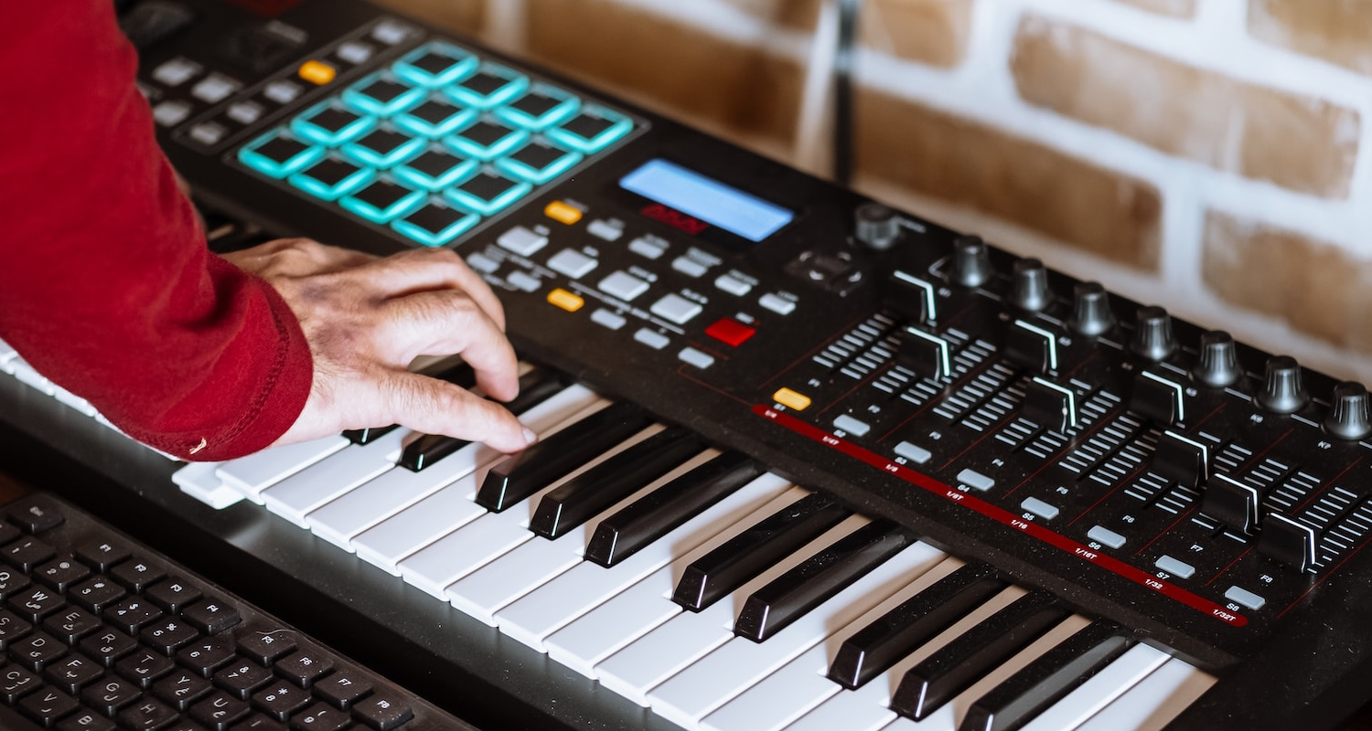 Hand spielt auf einem Synthesizer