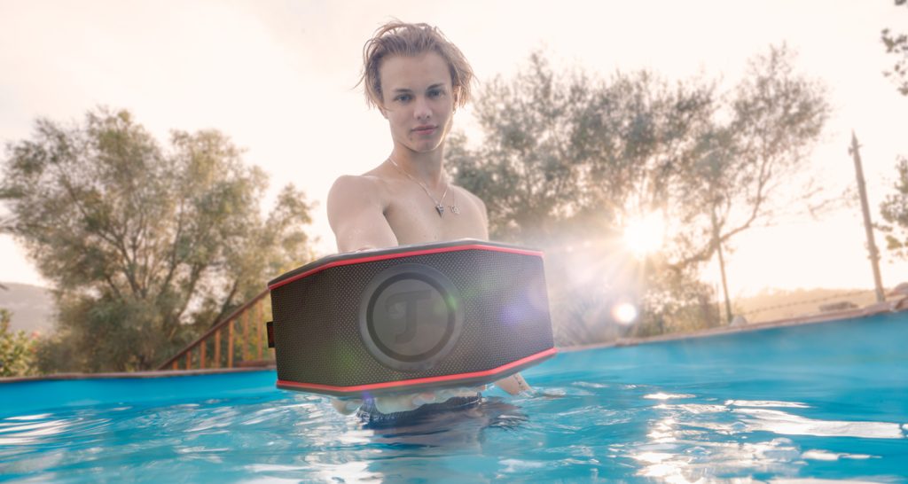 ROCKSTER GO 2 ROCKSTER GO 2 im Pool